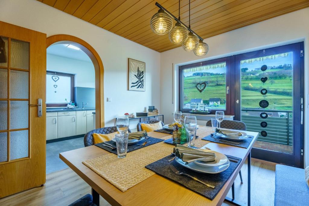 una sala da pranzo con un tavolo e una cucina di Brandenkopfblick a Oberharmersbach