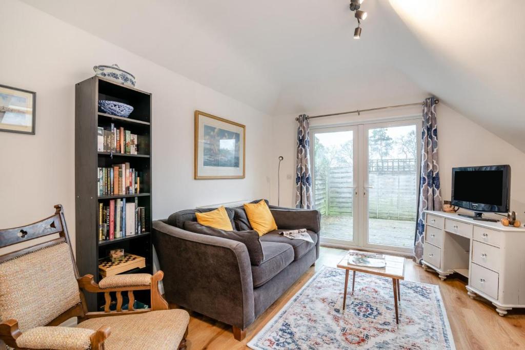 Una sala de estar con un sofá y un televisor. en 1 Bed in Hindhead oc-w34256, en Hindhead