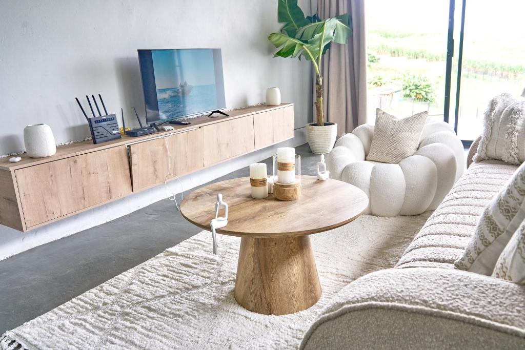 TV a/nebo společenská místnost v ubytování Azure Escape- La Mercy B&B