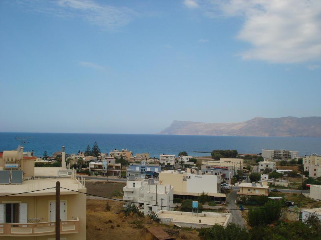 キサモスにあるPyrgos Kissamosの海を背景にした市街の景色