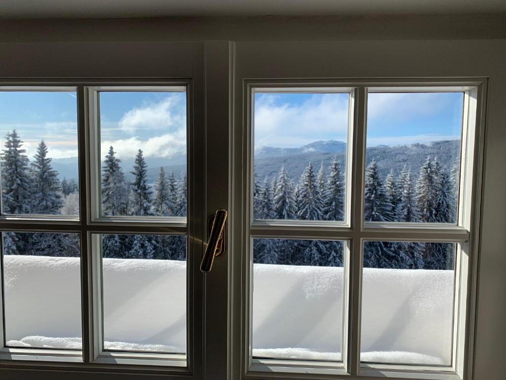 O vedere generală la munți sau o vedere la munte luată de la acest apartament