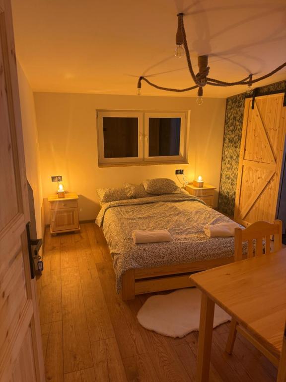 Dom Łowcy : غرفة نوم مع سرير وطاولتين وطاولة sidx six