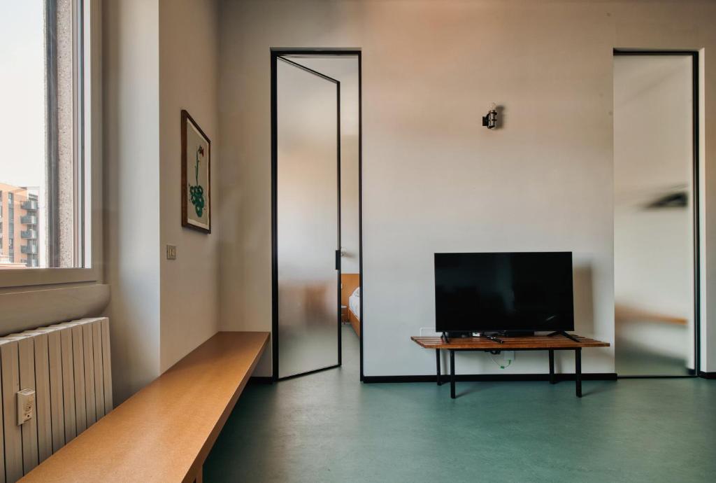 Just Urban Stays - Chic Retro 1BR Apartment -10 min by tram to Duomo