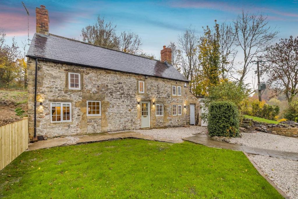 een oud stenen huis met een grote tuin bij 2 Bed in Ashover oc-c33546 in Ashover