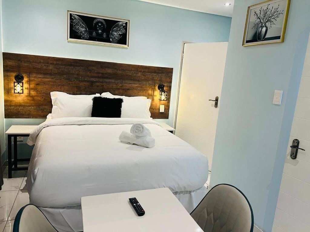 Кровать или кровати в номере Nakawa Guest Lodge