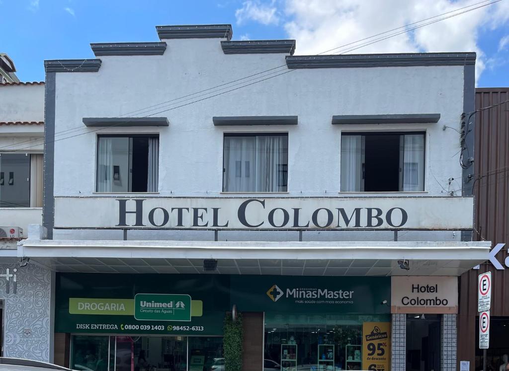 a hotel colombia sign on the side of a building at Hotel Colombo in São Lourenço