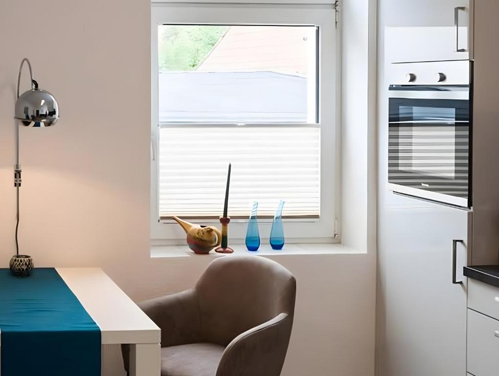 Ferienwohnung am Wall في سوست: مطبخ مع كرسي ونافذة