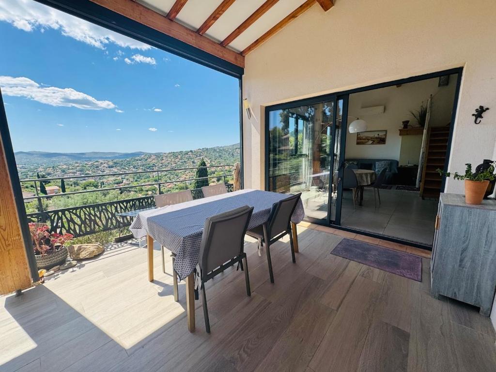 En balkon eller terrasse på Maison dans Domaine avec piscine collective