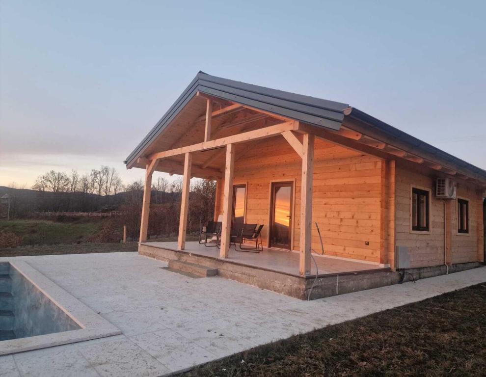 una grande cabina di legno con patio e piscina di Kozara Panoramic Resort a Bosanska Gradiška