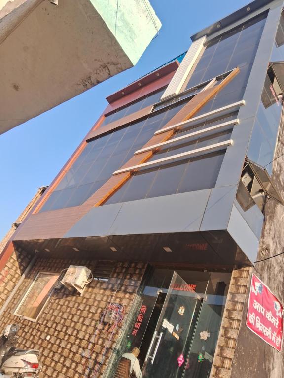 een gebouw met veel ramen bij Nidhi dham inn in Vrindāvan