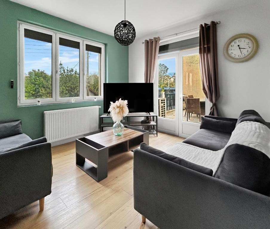 un salon avec deux canapés et une télévision dans l'établissement Maison lumineuse avec terrasse en plein centre, à Angoulême