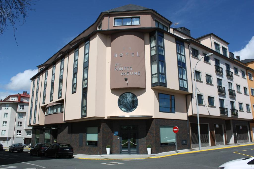 budynek z zegarem na boku w obiekcie Hotel Pontes do Eume w mieście Puentes de García Rodríguez