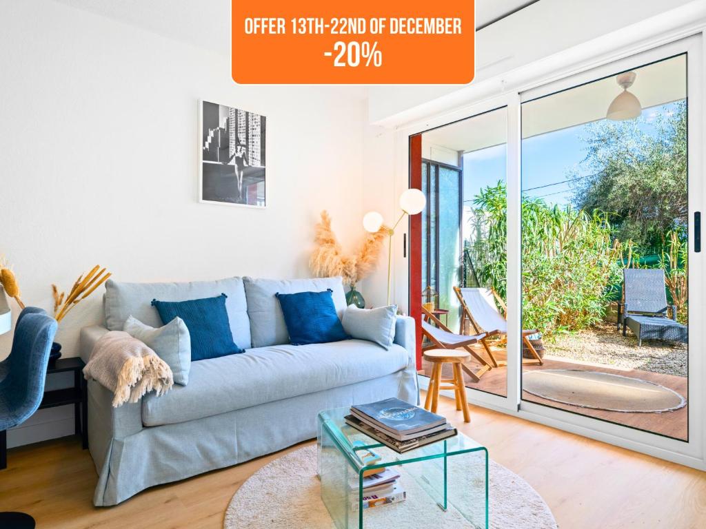 Una sala de estar con un sofá y una mesa de cristal. en Le Cocon - 5 min to Monaco - Ideal couple or business - Free private parking - Near events - Terrace and balcony - Premium services, en Fontvieille