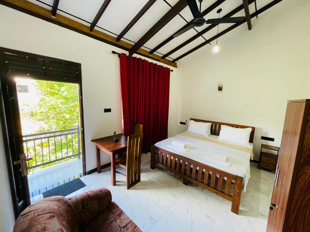 Ένα ή περισσότερα κρεβάτια σε δωμάτιο στο Chami's Home Stay