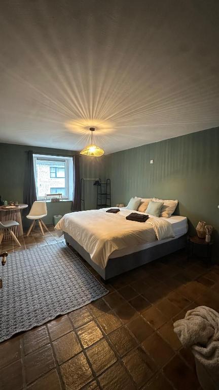 ein Schlafzimmer mit einem großen Bett in einem Zimmer in der Unterkunft Laventure in Aywaille