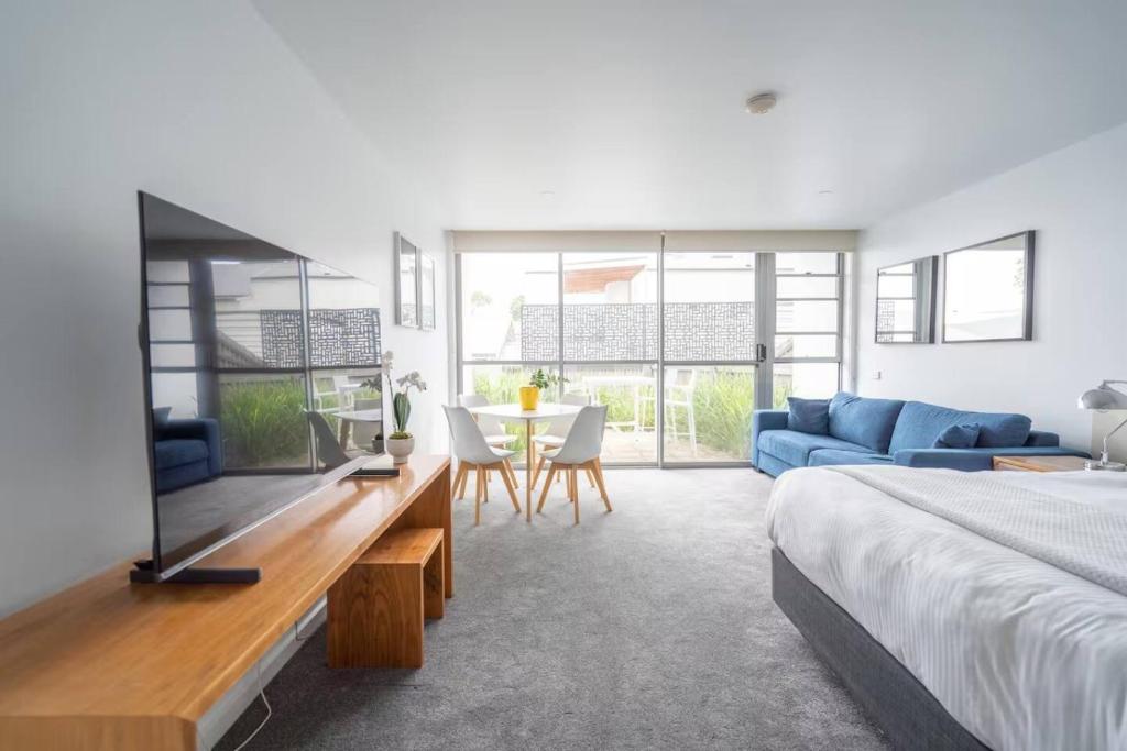 En eller flere senge i et værelse på Bay View Alfresco