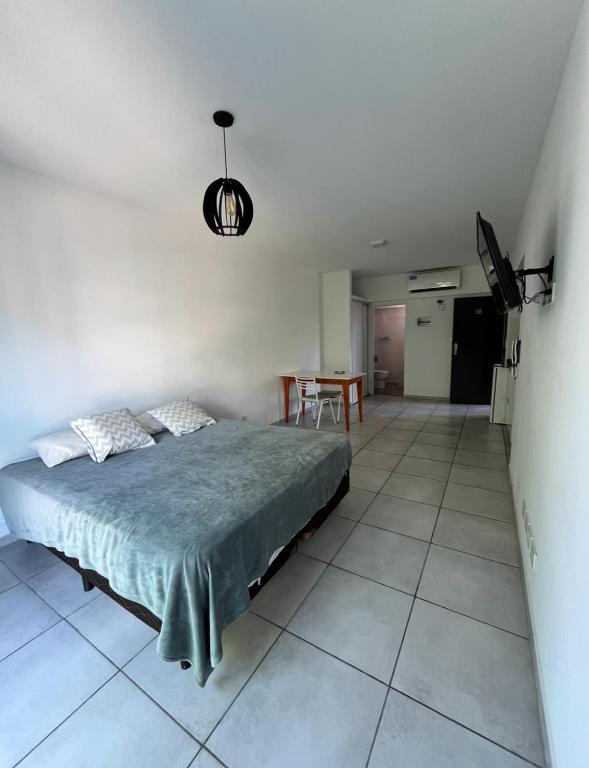 Ένα ή περισσότερα κρεβάτια σε δωμάτιο στο Monoambiente Hospital Italiano