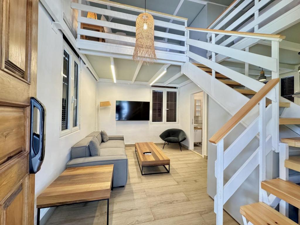 The Square House - Berbara