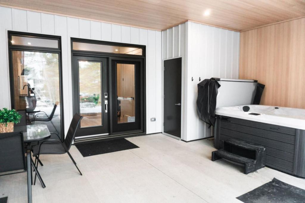 a bathroom with a tub and a sink and a table at Lynx spa detente Orford in Magog-Orford