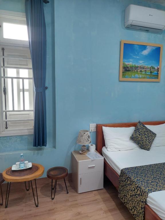 Giường trong phòng chung tại Nhà nghỉ giá rẻ hội an