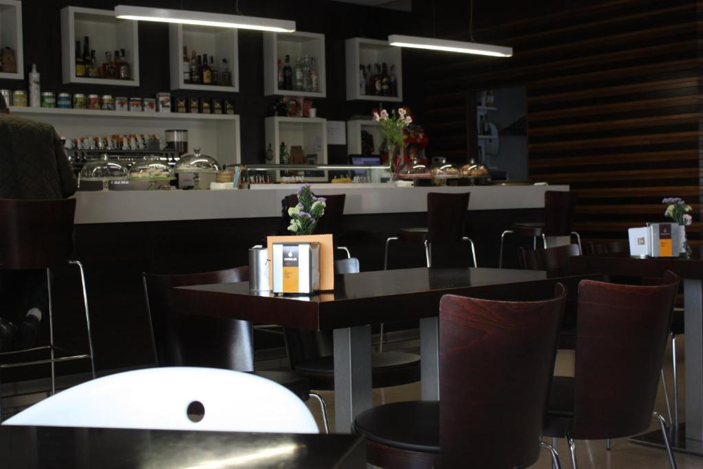 restauracja ze stołami i krzesłami oraz barem w obiekcie Hotel Pontes do Eume w mieście Puentes de García Rodríguez