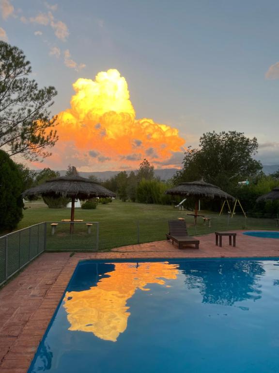 Bazén v ubytování Complejo de cabañas en Nono nebo v jeho okolí