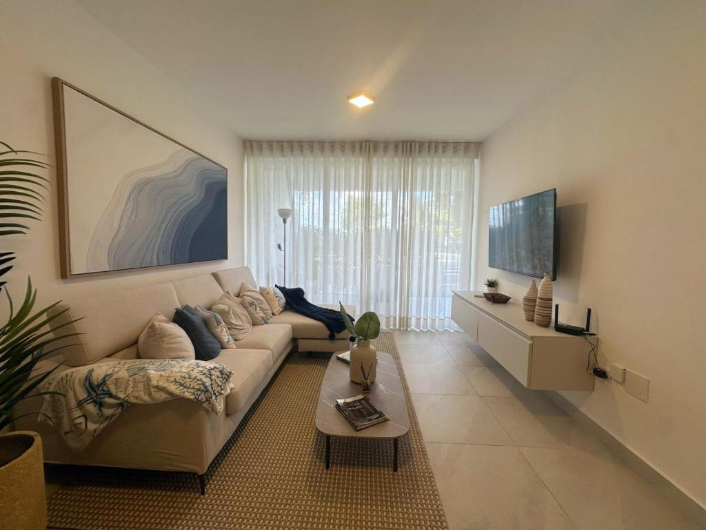 TV a/nebo společenská místnost v ubytování Modern 2-BR Apartment Facing the Pool