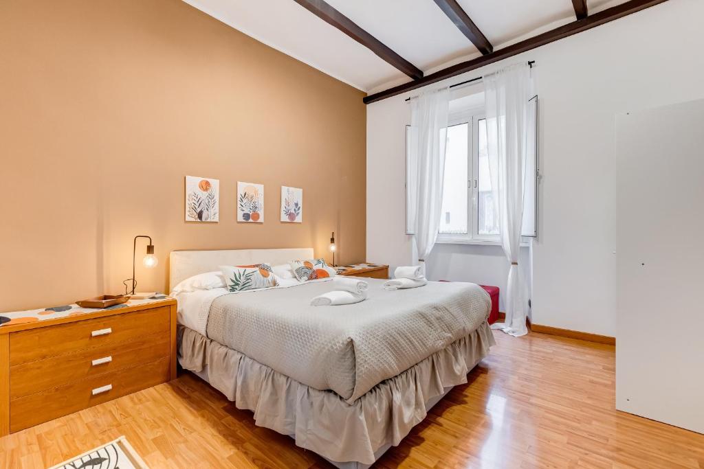 Fine Line House in Trastevere, with Puccio