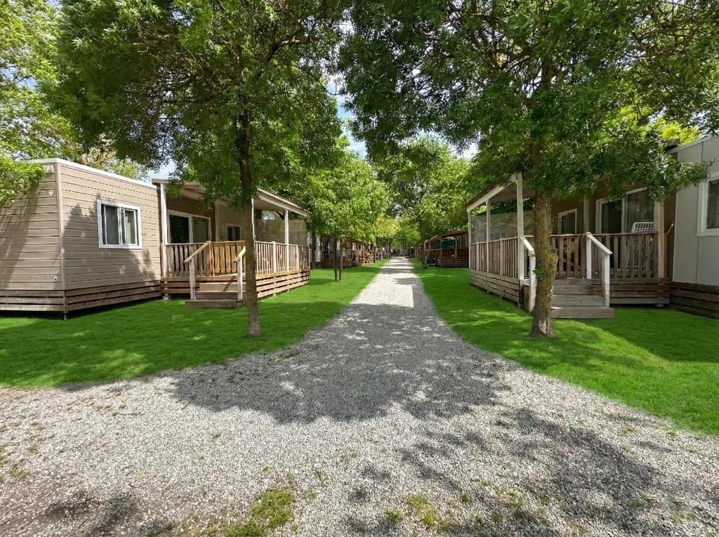 Bygningen som campingpladsen ligger i