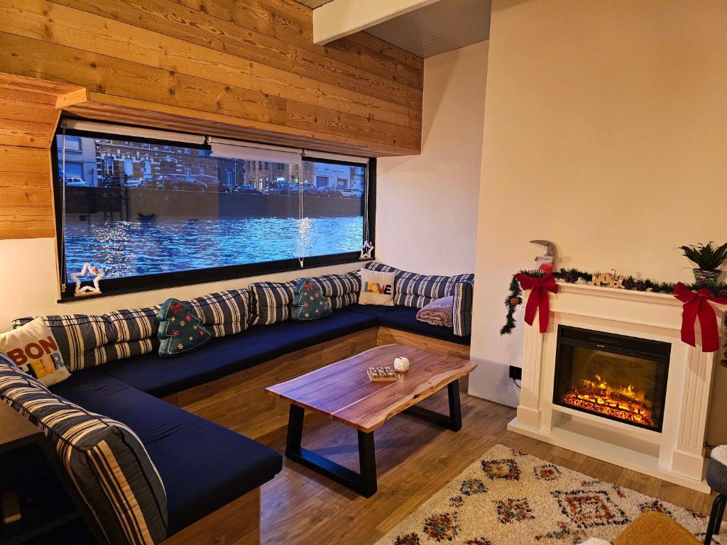 Χώρος καθιστικού στο La Péniche - Gîte de groupe insolite