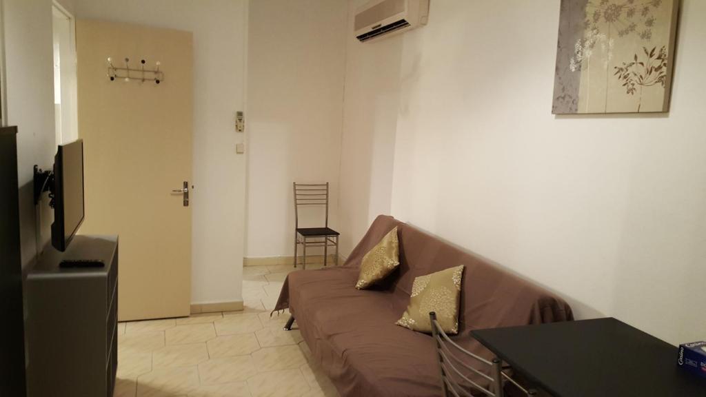 a living room with a couch and a table at Appartement Centre Sainte-Clotilde in Sainte-Clotilde