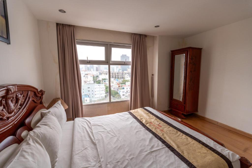 Una cama o camas en una habitación de Nhat Linh Hotel & Suites Da Nang