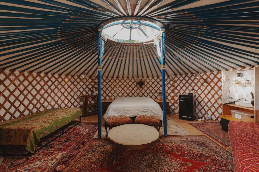 Ένα ή περισσότερα κρεβάτια σε δωμάτιο στο Glamping yurt at a nature retreat near Sequoia