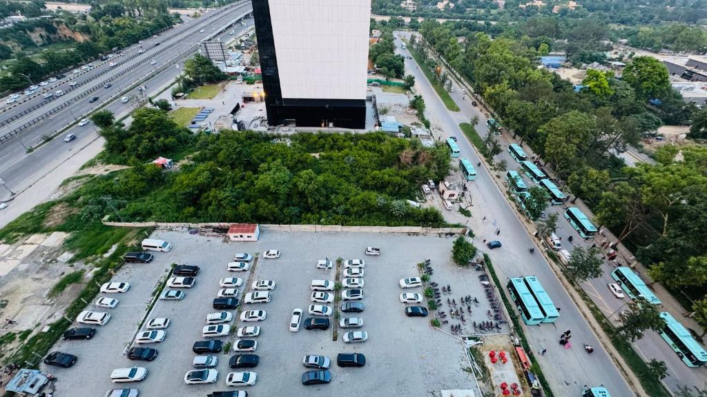 uma vista aérea de um parque de estacionamento com carros em Gold Crest Lahore - Guest Nest Luxury Stays em Lahore