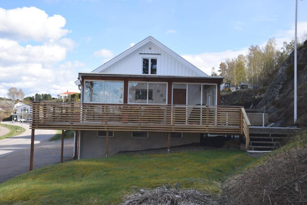 Stay central & close to the sea in Henån SE09155 في Näset: منزل مع شرفة كبيرة على تلة