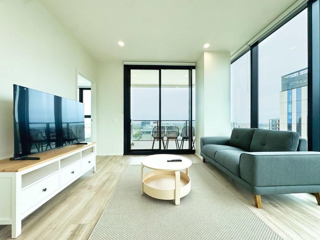 Et tv og/eller underholdning på Executive 2BR Retreat - Opposite Central Market