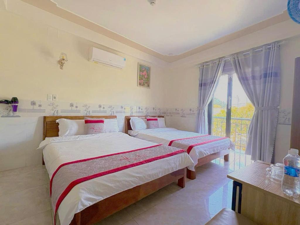 Postel nebo postele na pokoji v ubytování KHÁCH SẠN HƯNG THỊNH - Lý Sơn