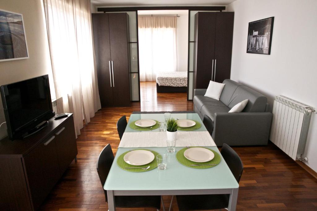 sala de estar con mesa y sofá en Residence Le Terrazze, en Trieste