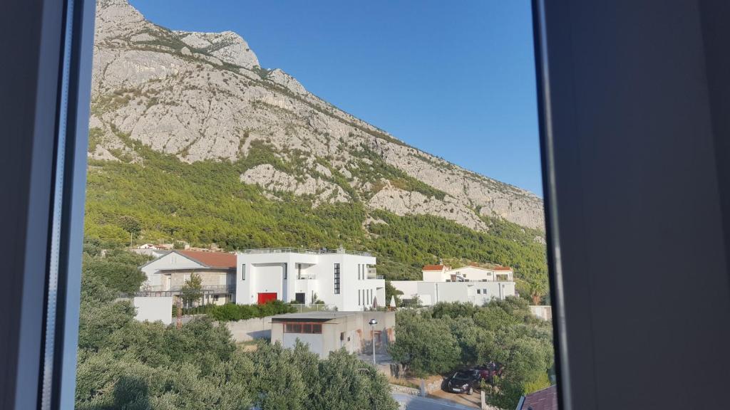Nespecifikovaný výhled na hory nebo výhled na hory při pohledu z penzionu