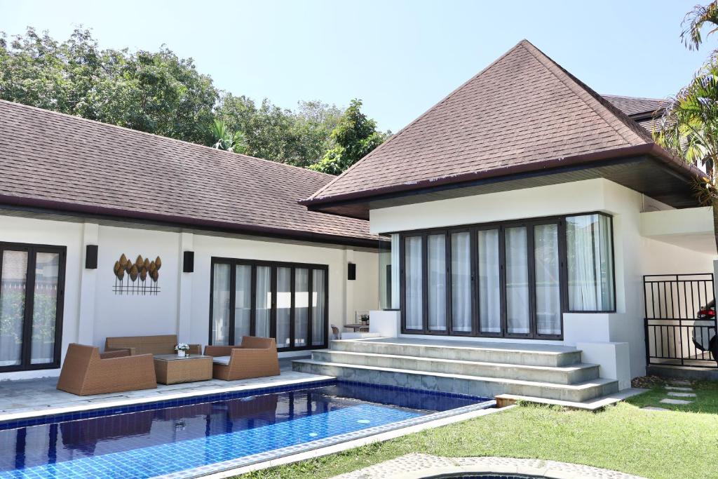 eine Villa mit einem Pool neben einem Haus in der Unterkunft Rawai - Luxury 2 bedroom Private Pool Villa in Ban Saiyuan (1)