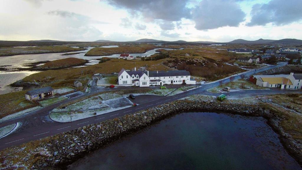 een luchtzicht op een huis en een rivier bij Lochmaddy Hotel in Lochmaddy