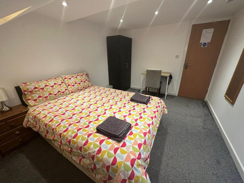 Luton Town Homestay - Near AIRPORT & Train Station, High Speed Internet - Chambre Double De Luxe Avec Douche