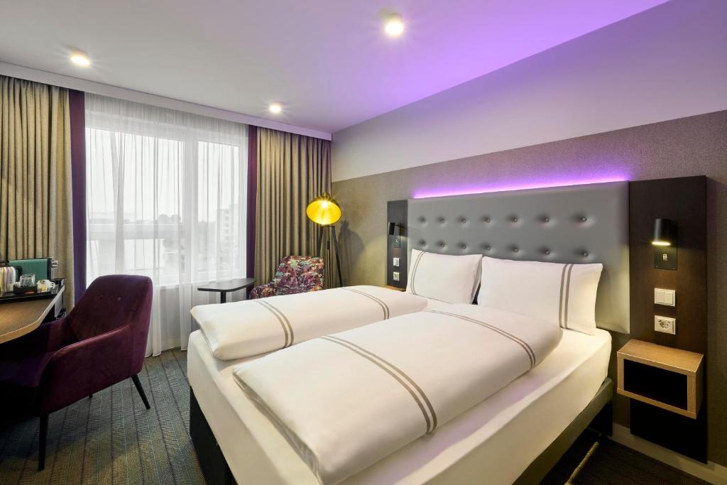 Кровать или кровати в номере Premier Inn Stuttgart Zuffenhausen