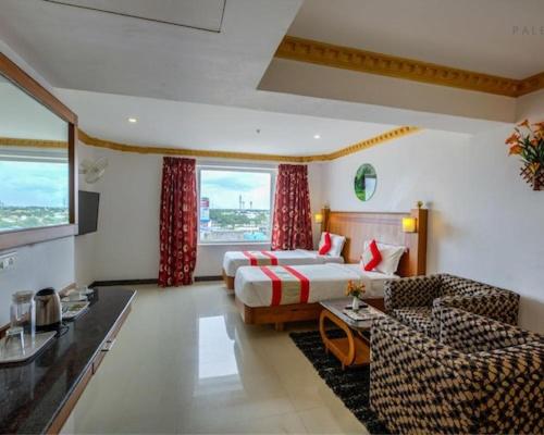 En eller flere senge i et værelse på Hotel Meridian Inn