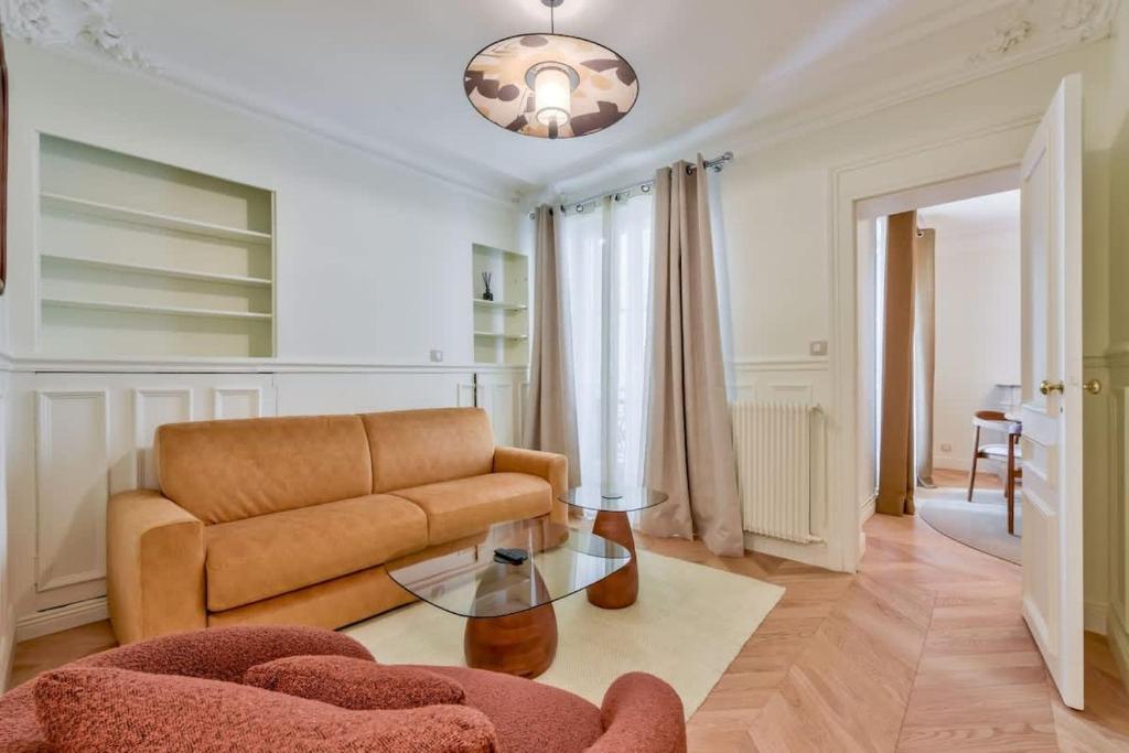 TOUR 1 Renovated 1 Bed Paris 75016 Passy