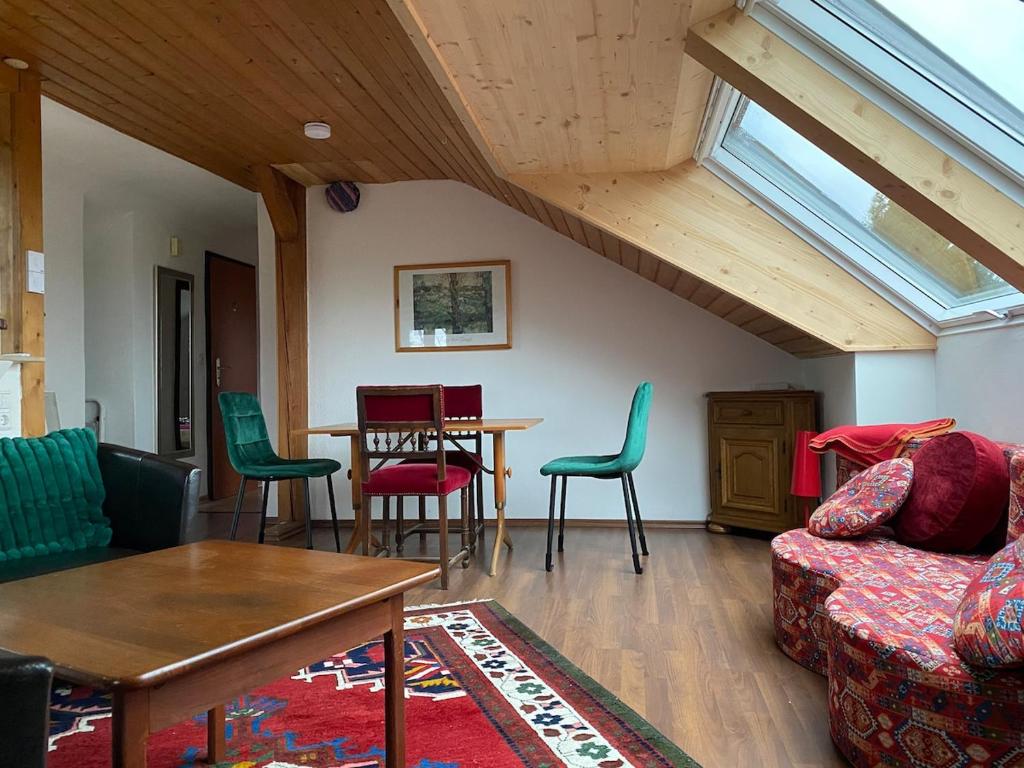 a living room with a couch and a table at Burgblick Stube - Apartment für bis zu 4 Personen - Haustiere willkommen - mit Einbauküche - Fahrradparkplatz etc in Beilstein