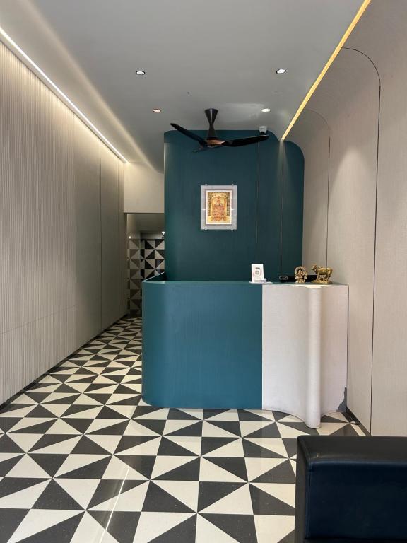 NP Residency في كومباكونام: ردهة ذات جدار أزرق وأرضية مربعة الشكل