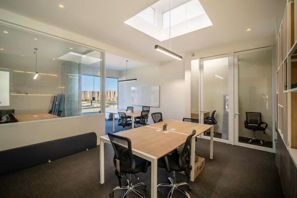 Apartamento Vista Reserva y Playa en Paracas في Santo Domingo: مكتب مع طاولة وكراسي في غرفة