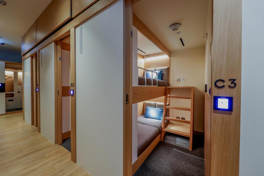 Postel nebo postele na pokoji v ubytování Sleepover Doha North Node, Gate C40