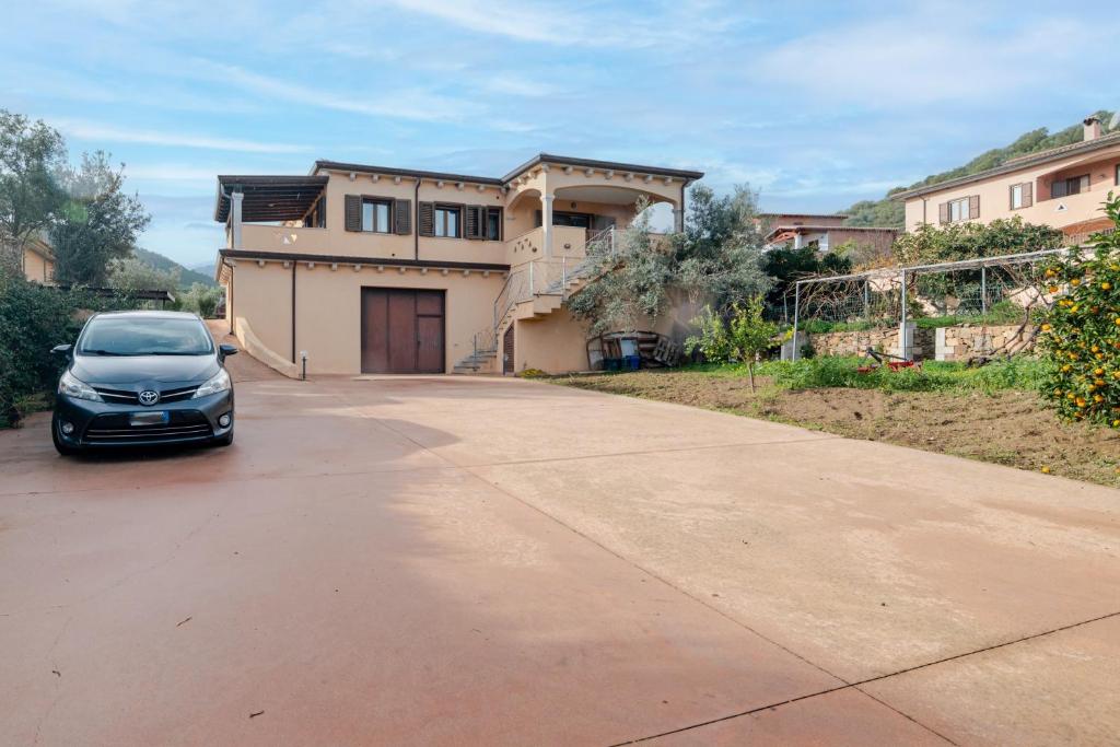 un coche aparcado delante de una casa en Casa Lucia San Teodoro 1, en Schifoni